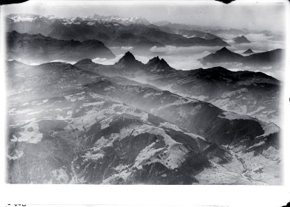 ETH-BIB-Alptal und Amseltal mit Stockfluh hinter Einsiedeln, Mythen, Unterwaldner und Berner Alpen v. N. O. aus 3000 m-Inlandflüge-LBS MH01-003005