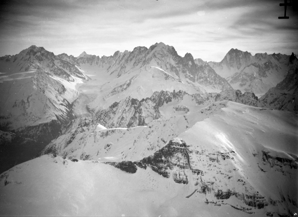 ETH-BIB-An den Aiguilles der Mt. Blanc-Kette dicht vorbei, in 3600 m Höhe-Tschadseeflug 1930-31-LBS MH02-08-0188