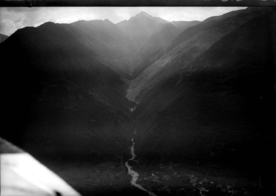 ETH-BIB-Arbedo, Valle d'Arbedo, Bergsturz Corno di Gesero v. W. aus 800 m-Inlandflüge-LBS MH01-006138