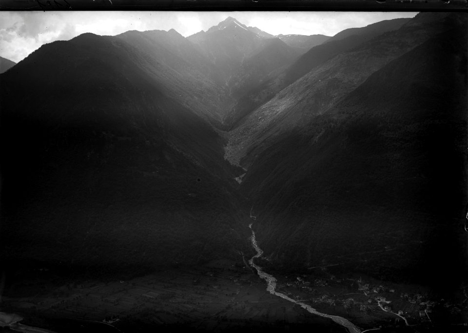 ETH-BIB-Arbedo, Valle d'Arbedo, Bergsturz Corno di Gesero v. W. aus 800 m-Inlandflüge-LBS MH01-006151