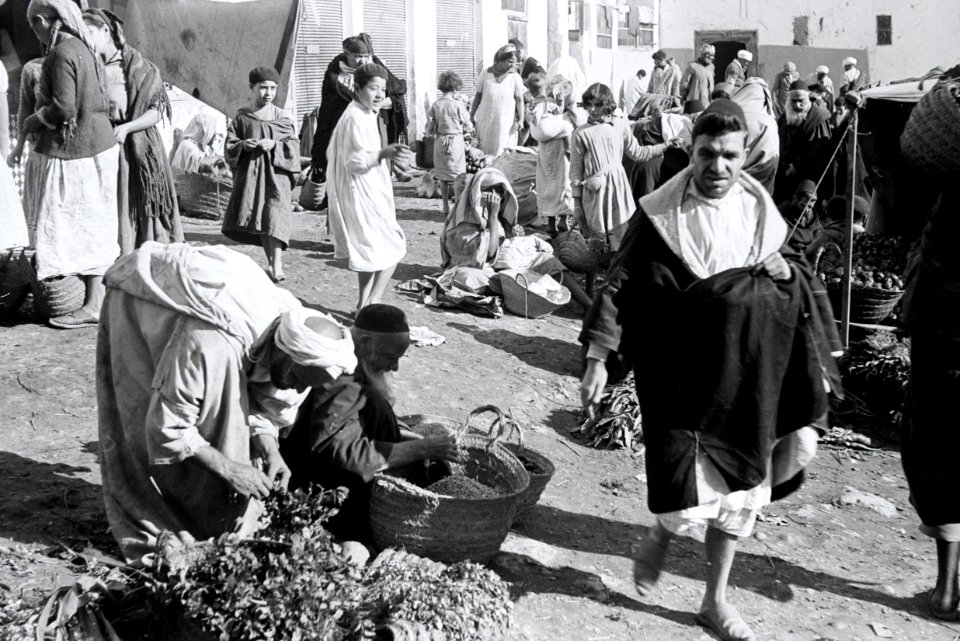 ETH-BIB-Auf dem Markt von Fès-Nordafrikaflug 1932-LBS MH02-13-0394