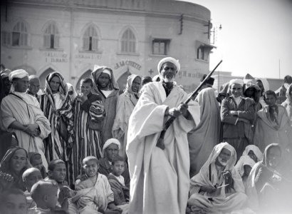 ETH-BIB-Auf dem Marktplatz von Marrakech begeistert der alte Marokkaner die Jugend für die grossen kriegerischen Taten ihrer Vorfahren-Tschadseeflug 1930-31-LBS MH02-08-0318