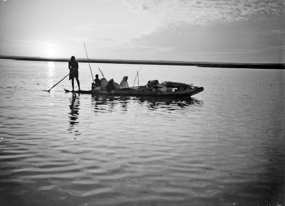 ETH-BIB-Auf dem ruhigen Wasser schaukeln gemächlich die leichten Fischerboote der Eingeborenen-Tschadseeflug 1930-31-LBS MH02-08-0524