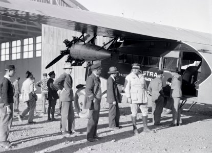 ETH-BIB-Auf dem Flugplatz von Marrakech begrüsst und kein Geringerer als Commandant Pelletier d'Oisy, einer der erfolgreichsten Distanzflieger Frankreichs-Tschadseeflug 1930-31-LBS MH02-08-0296