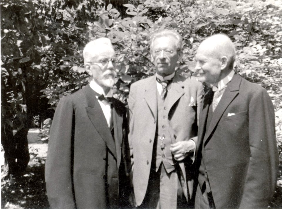 ETH-BIB-Aurel Stodola, v. Hausegger und Medicus im Garten von Frau Hegar (v.l.n.r.)-Portrait-Portr 06957