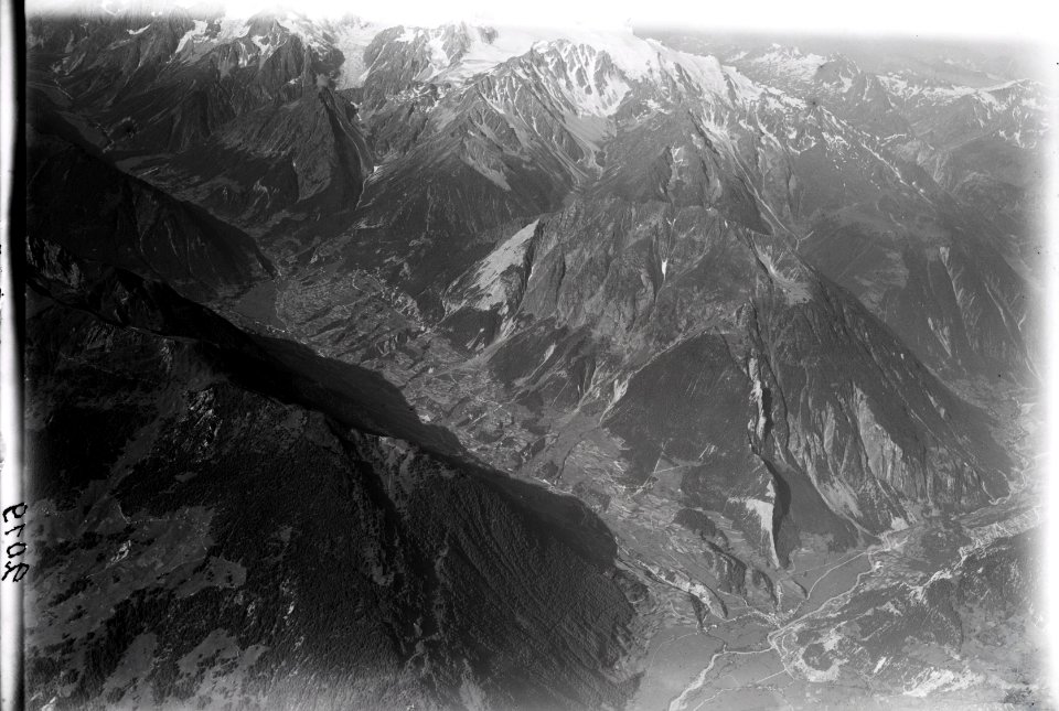 ETH-BIB-Ausgang des Val d'Entremont und der Strasse vom Grossen St. Bernhard beim Städtlein Sembrancher, darüber der Mt. Catogne v. N. O. aus 4500 m-Inlandflüge-LBS MH01-002019