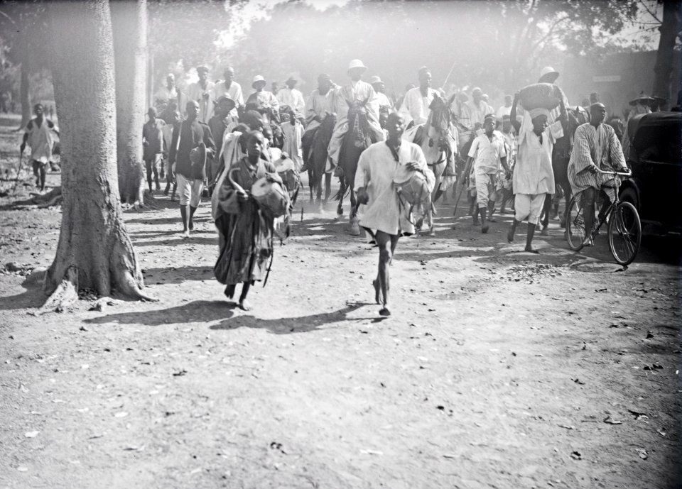 ETH-BIB-Ausritt der Eingeborenenchefs zum Empfang beim König der Mossi-Tschadseeflug 1930-31-LBS MH02-08-0839