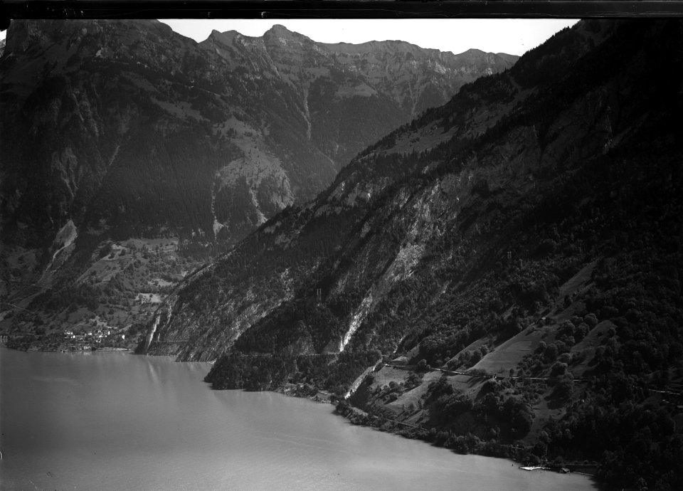 ETH-BIB-Axenstrasse, Sisikon, Hauserstock v. S. W. aus 200 m-Inlandflüge-LBS MH01-006159