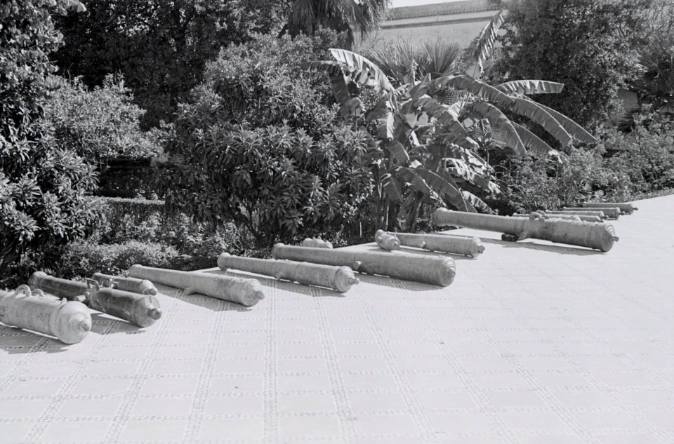 ETH-BIB-Ausstellung von Kanonen in einem Garten in Fès-Nordafrikaflug 1932-LBS MH02-13-0352