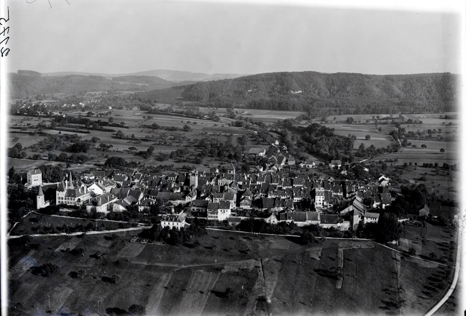 ETH-BIB-Avenches, an der Stelle des römisch-helvetischen Aventicum v. N. W. aus 200 m-Inlandflüge-LBS MH01-002175