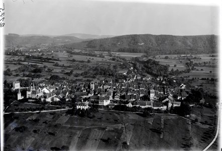 ETH-BIB-Avenches, an der Stelle des römisch-helvetischen Aventicum v. N. W. aus 200 m-Inlandflüge-LBS MH01-002175