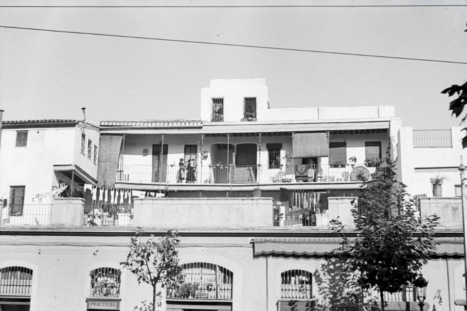 ETH-BIB-Balkon eines Wohnhauses in Sevilla-Nordafrikaflug 1932-LBS MH02-13-0515