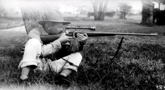 ETH-BIB-Baron Rothschild mit Gewehr-Kilimanjaroflug 1929-30-LBS MH02-07-0479