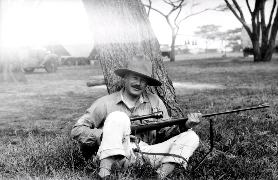 ETH-BIB-Baron Rothschild mit Gewehr-Kilimanjaroflug 1929-30-LBS MH02-07-0480