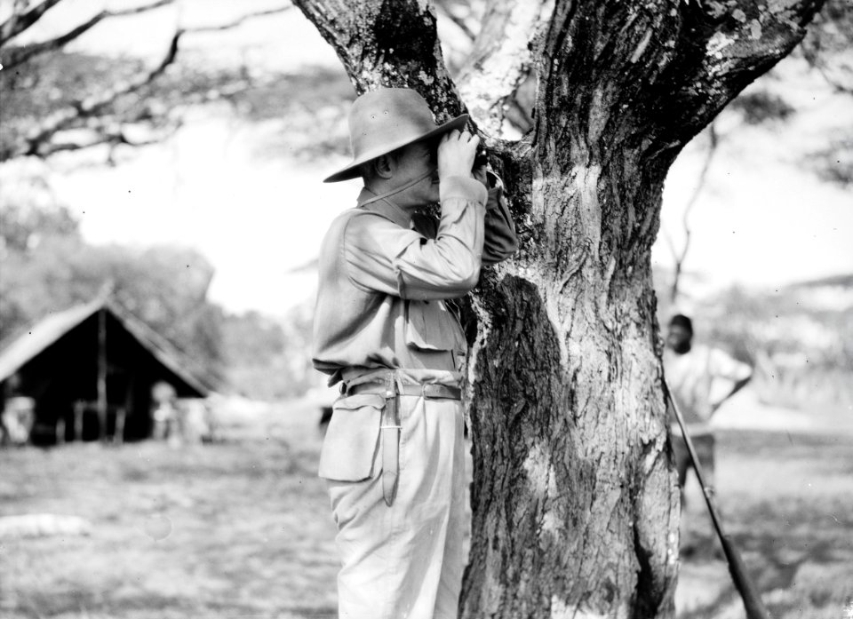 ETH-BIB-Baron Rothschild im Camp Serengeti-Kilimanjaroflug 1929-30-LBS MH02-07-0305