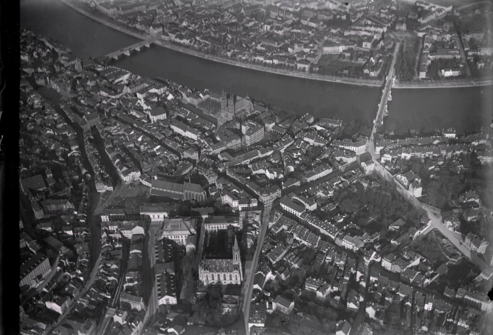 ETH-BIB-Basel, Altstadt, Münster und Rheibrücken aus 300 m-Inlandflüge-LBS MH01-001405