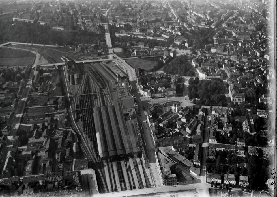 ETH-BIB-Basel, Bahnhof v. S. O. aus 400 m-Inlandflüge-LBS MH01-001302