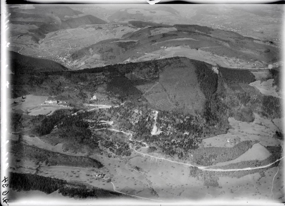 ETH-BIB-Barmelweid, Kinik Barmelweid, Geissflue, Kienberg, Wölflinswil v. S. aus 1500 m-Inlandflüge-LBS MH01-002634