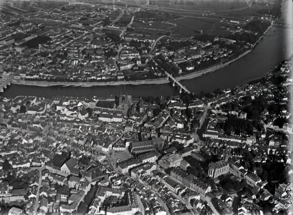 ETH-BIB-Basel, Altstadt aus 500 m-Inlandflüge-LBS MH01-001303