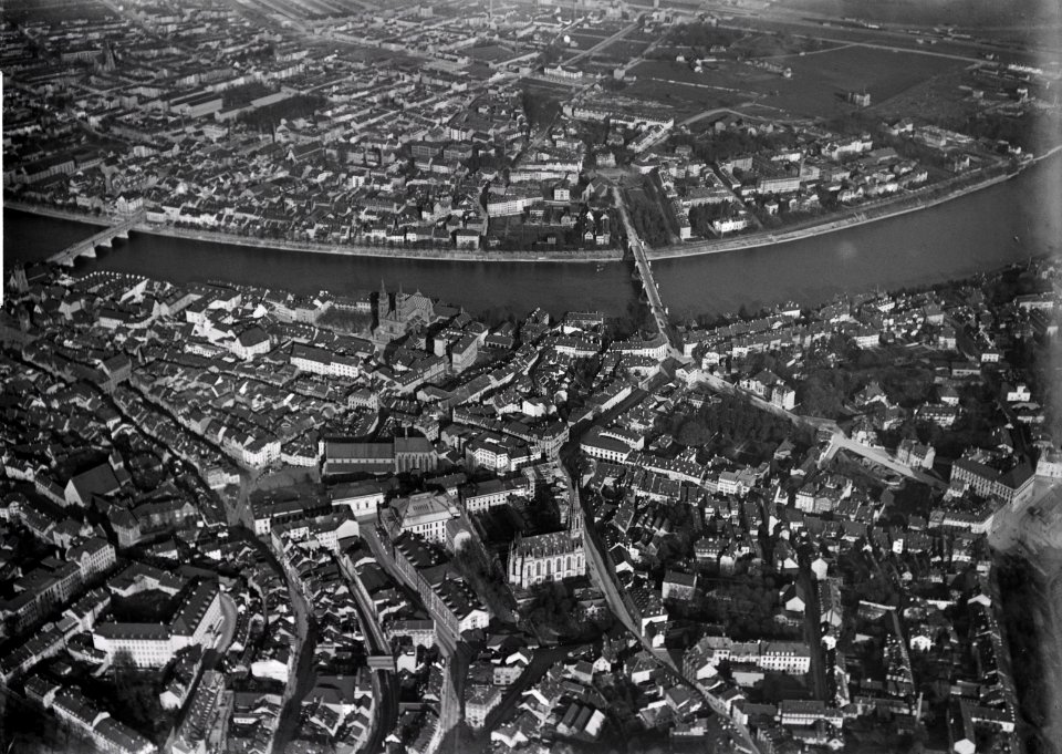 ETH-BIB-Basel, Altstadt, Münsterquartier, Kleinbasel aus 400 m-Inlandflüge-LBS MH01-001406