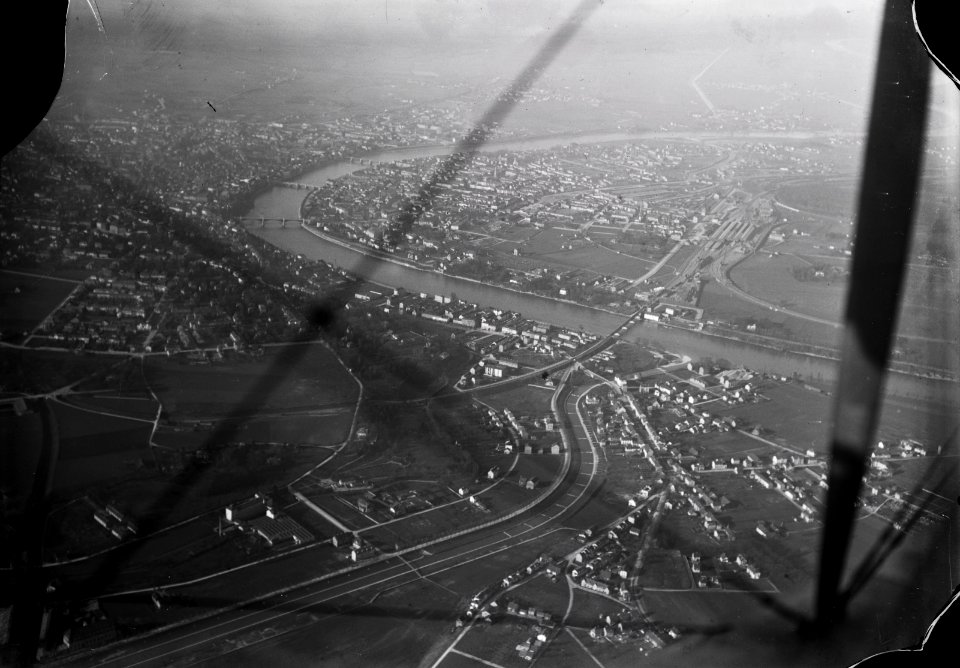 ETH-BIB-Basel, Rheinbogen, Birsfelden, Spannseile im Bild aus 800 m-Inlandflüge-LBS MH01-001399