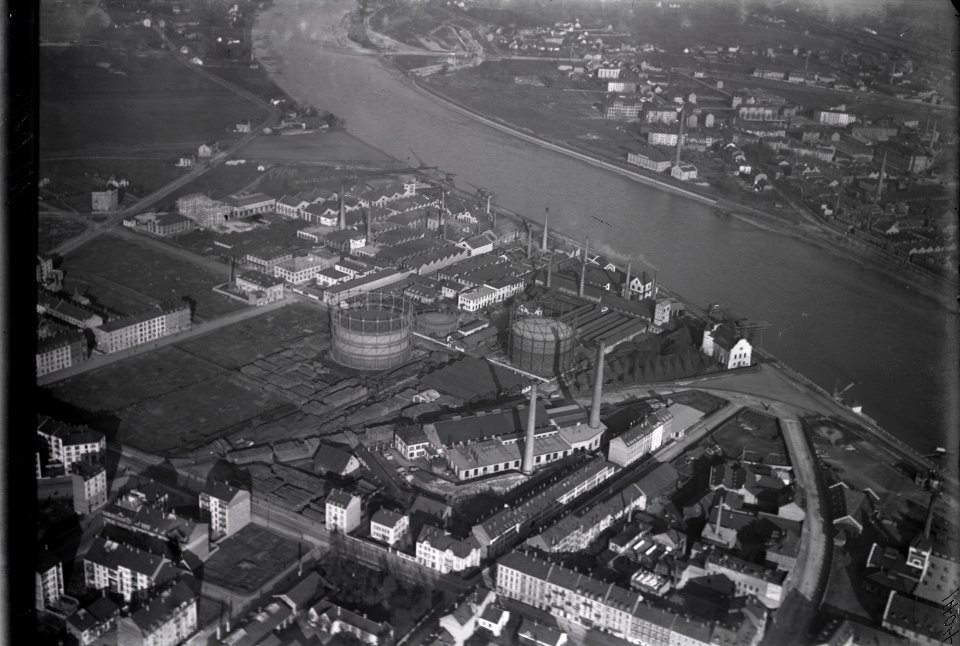 ETH-BIB-Basel-Gaswerk, Fabriken, Wiese-Mündung aus 200 m-Inlandflüge-LBS MH01-001404
