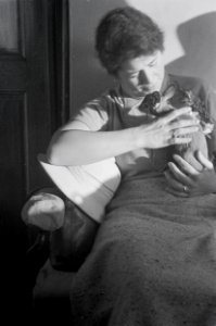 ETH-BIB-Begleiterin Mittelholzers mit einer jungen Ziege-Abessinienflug 1934-LBS MH02-40-0007