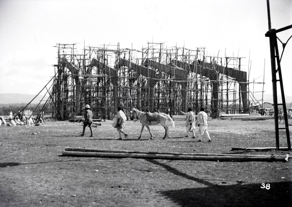 ETH-BIB-Bei der Ankunft noch nicht fertiggestellte Flughalle-Abessinienflug 1934-LBS MH02-22-0409
