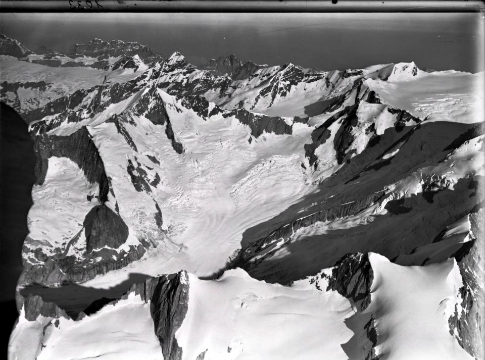 ETH-BIB-Beichgletscher, Breithorn, Blümlisalp, Lötschentaler v. S. aus 4500 m-Inlandflüge-LBS MH01-001033