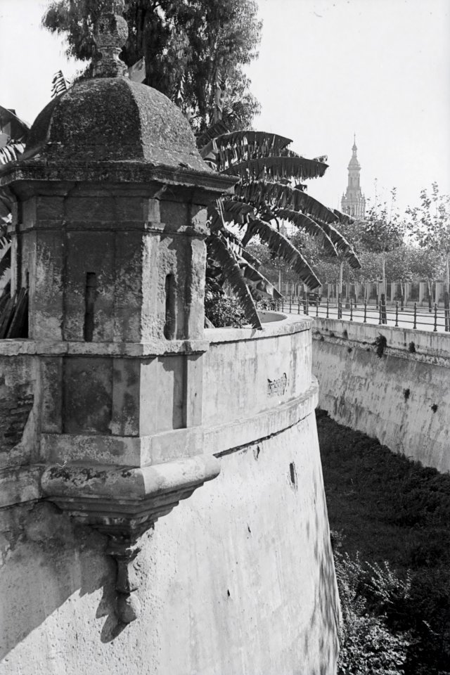 ETH-BIB-Bei der Tabakfabrik in Sevilla, im Hintergrund die Giralda-Nordafrikaflug 1932-LBS MH02-13-0518