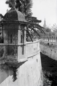 ETH-BIB-Bei der Tabakfabrik in Sevilla, im Hintergrund die Giralda-Nordafrikaflug 1932-LBS MH02-13-0518
