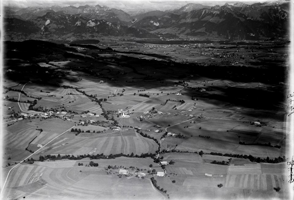 ETH-BIB-Becken von Bulle, La Berra, Sâles, Mont Gibloux v. W. aus 1600 m-Inlandflüge-LBS MH01-003441