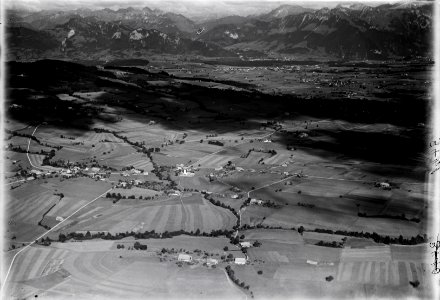 ETH-BIB-Becken von Bulle, La Berra, Sâles, Mont Gibloux v. W. aus 1600 m-Inlandflüge-LBS MH01-003441