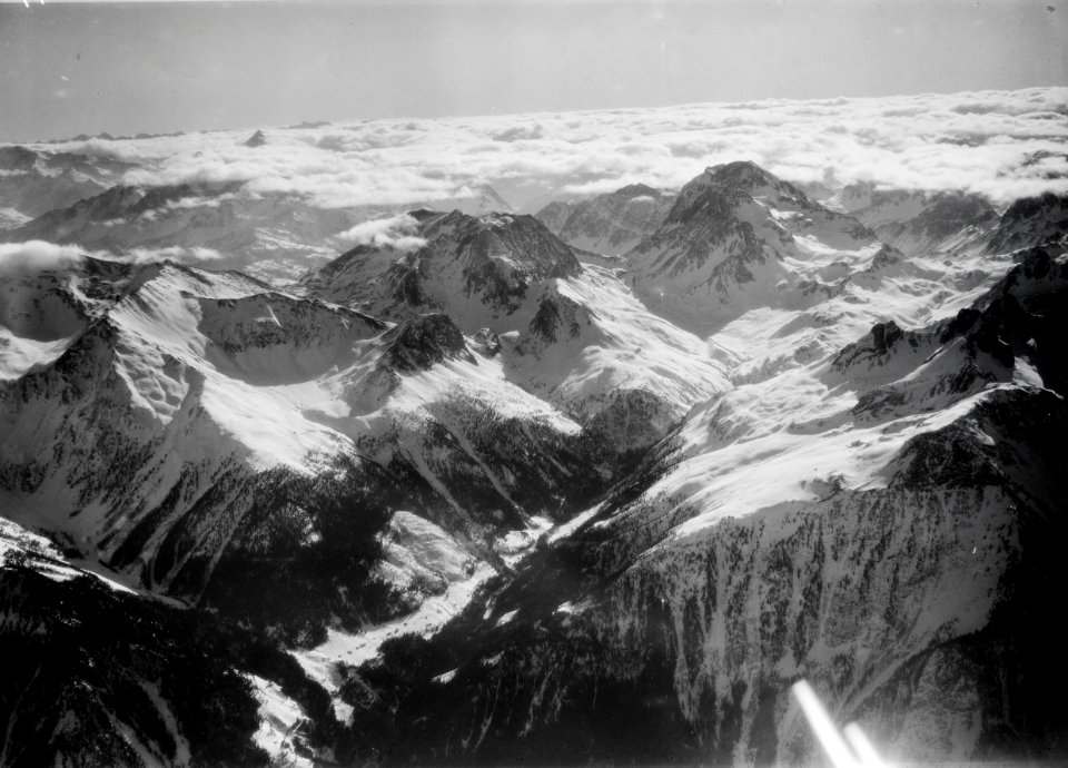ETH-BIB-Berggipfel und Tal in den Westalpen-Tschadseeflug 1930-31-LBS MH02-08-0014