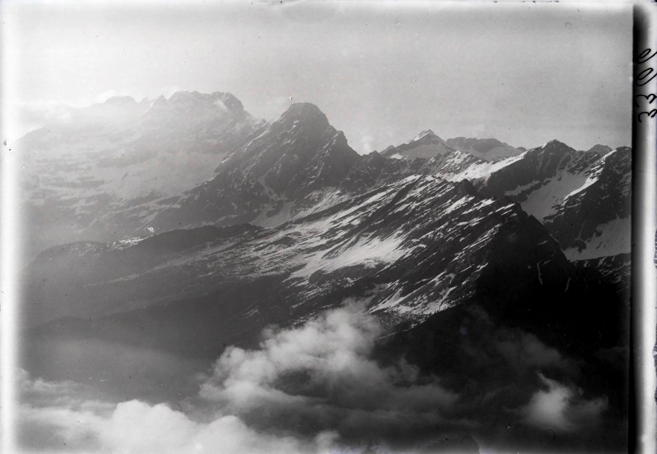 ETH-BIB-Berge um Biasca aus 2000 m-Inlandflüge-LBS MH01-003366