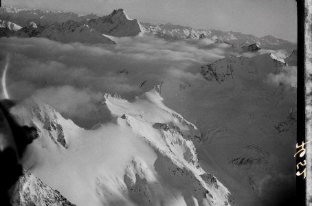 ETH-BIB-Bergeller Berge, im Hintergrund Monte Disgrazia, vorne Fornogletscher-Inlandflüge-LBS MH01-007652
