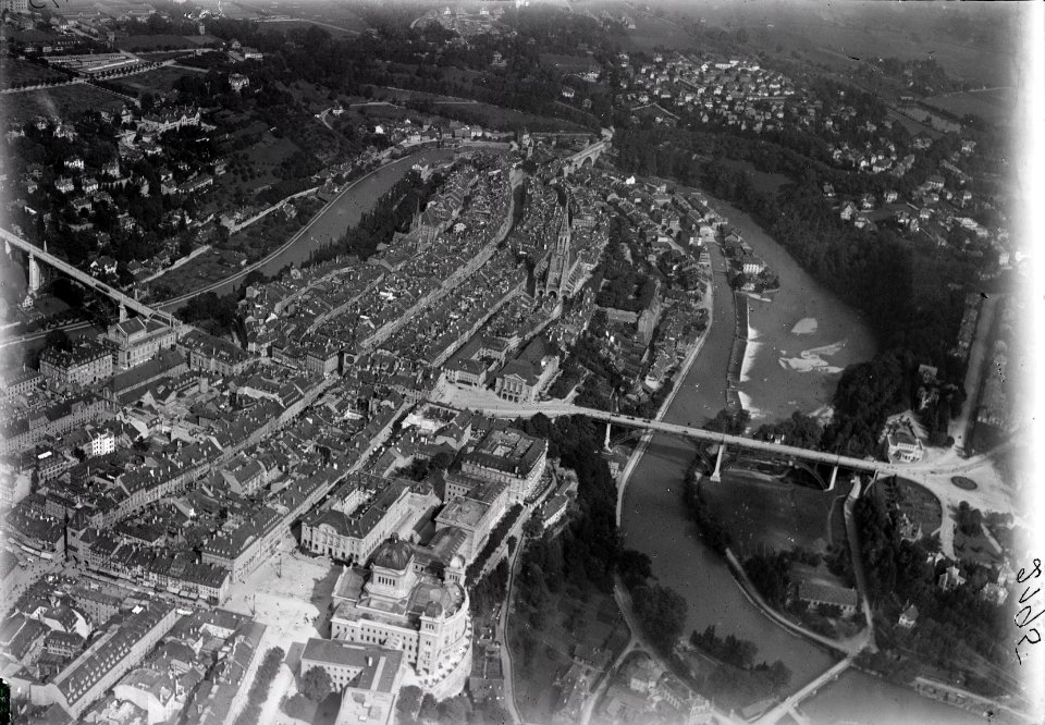 ETH-BIB-Bern von Westen, Bundesplatz, Bundeshaus, Altstadt aus 500 m-Inlandflüge-LBS MH01-002195