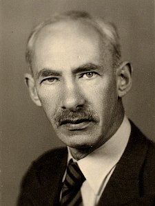 ETH-BIB-Bernays, Paul (1888-1977)-Portrait-Portr 00025 (cropped)