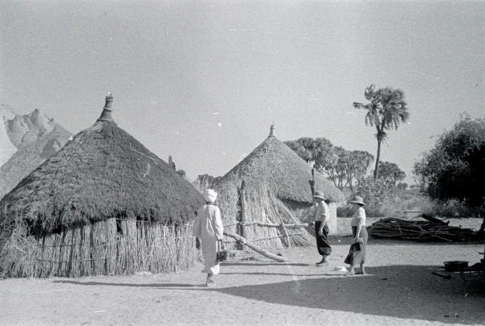 ETH-BIB-Besucher in Dorf im Sudan-Abessinienflug 1934-LBS MH02-22-0934
