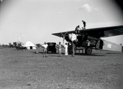 ETH-BIB-Betanken der Fokker-Kilimanjaroflug 1929-30-LBS MH02-07-0132