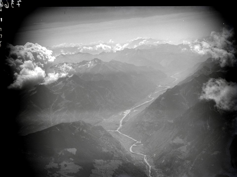 ETH-BIB-Biasca und Fiume Ticino, Blickrichtung Süd-Ost (SE)-Inlandflüge-LBS MH01-007369