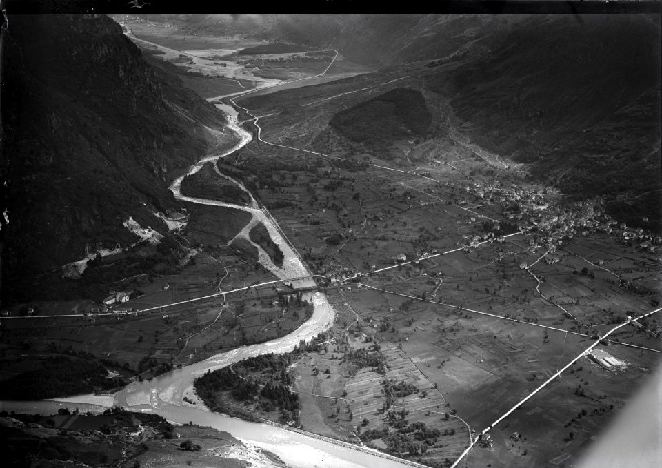 ETH-BIB-Biasca, Pasqio, Ponte Val Blenio v. S. aus 1110 m-Inlandflüge-LBS MH01-006146
