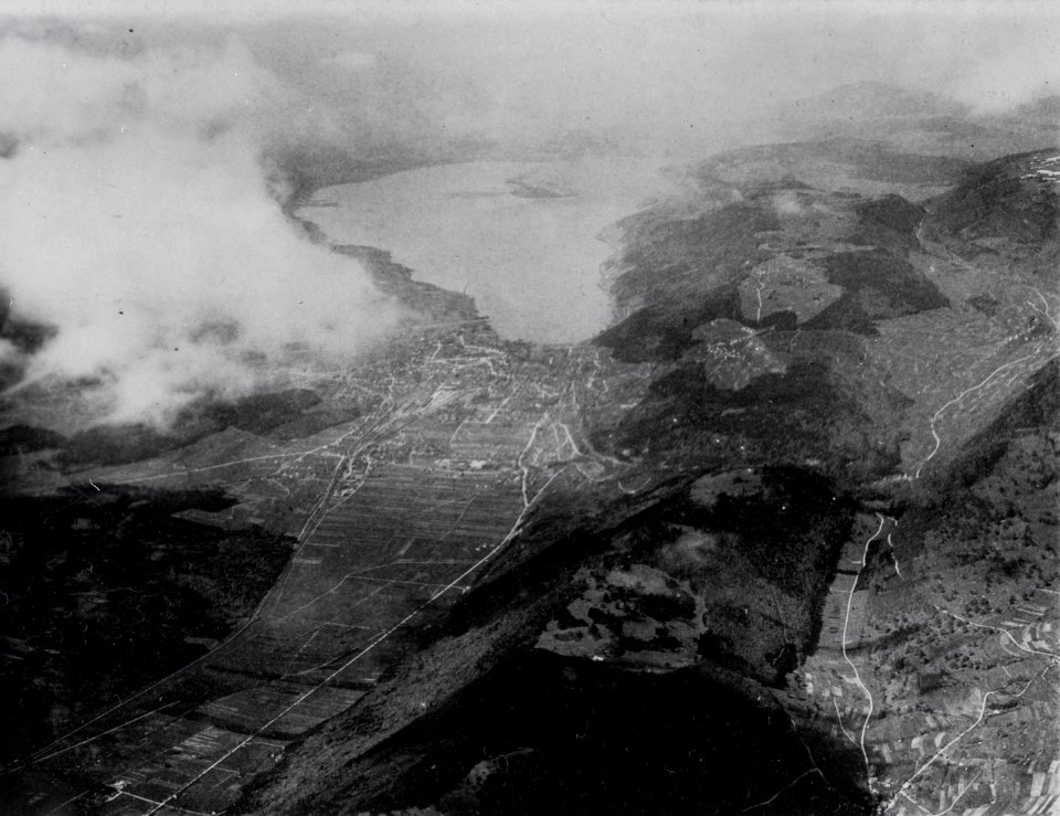 ETH-BIB-Biel mit Wolken, Orvin, Tessenberg v. N. O. aus 2000 m-Inlandflüge-LBS MH01-004099