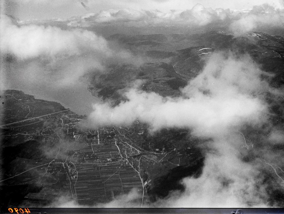 ETH-BIB-Biel, Bielersee, Mont Sujet, Chasseral mit Wolken-Inlandflüge-LBS MH01-004070