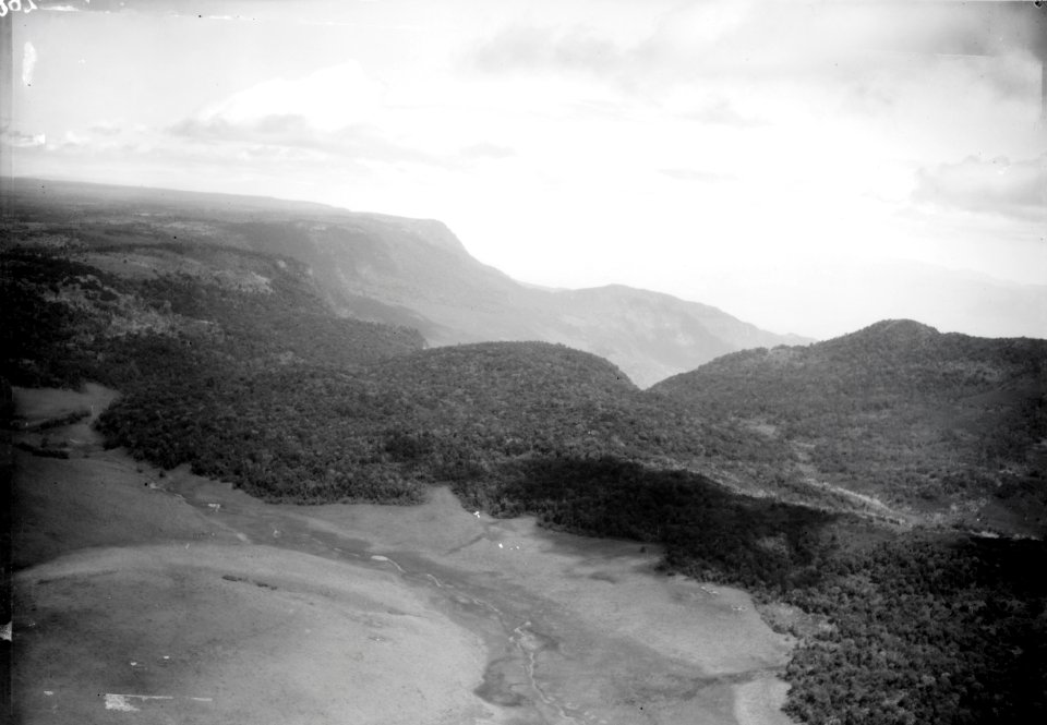 ETH-BIB-Bewaldete Hochebene und Tal-Kilimanjaroflug 1929-30-LBS MH02-07-0268