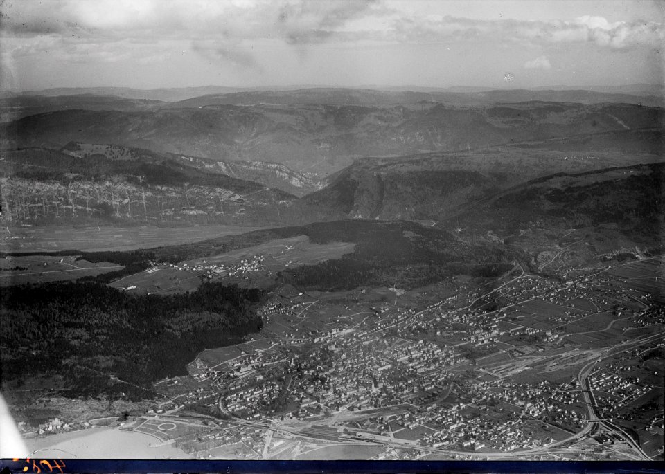 ETH-BIB-Biel, Evilard, Plagne, Péry, Leubringen, Taubenlochschlucht v. S. W. aus 1300 m-Inlandflüge-LBS MH01-004085