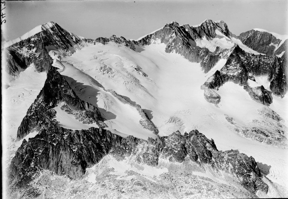 ETH-BIB-Bielenhörner, Galenstock, Gletschhorn, Tiefengletscher, Dammastock-Inlandflüge-LBS MH01-002413