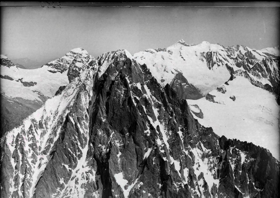ETH-BIB-Bietschhorn, Breithorn, Mittaghorn v. S. W. aus 4000 m-Inlandflüge-LBS MH01-004310