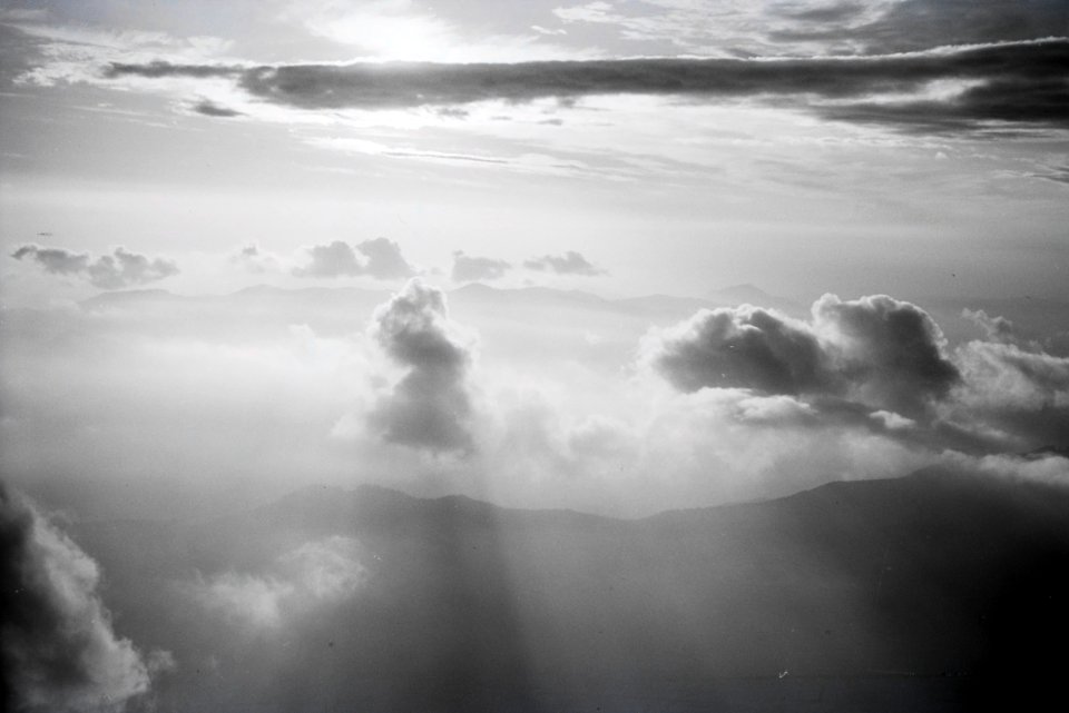 ETH-BIB-Blick aus dem Flugzeugfenster auf Wolken-Weitere-LBS MH02-27-0046