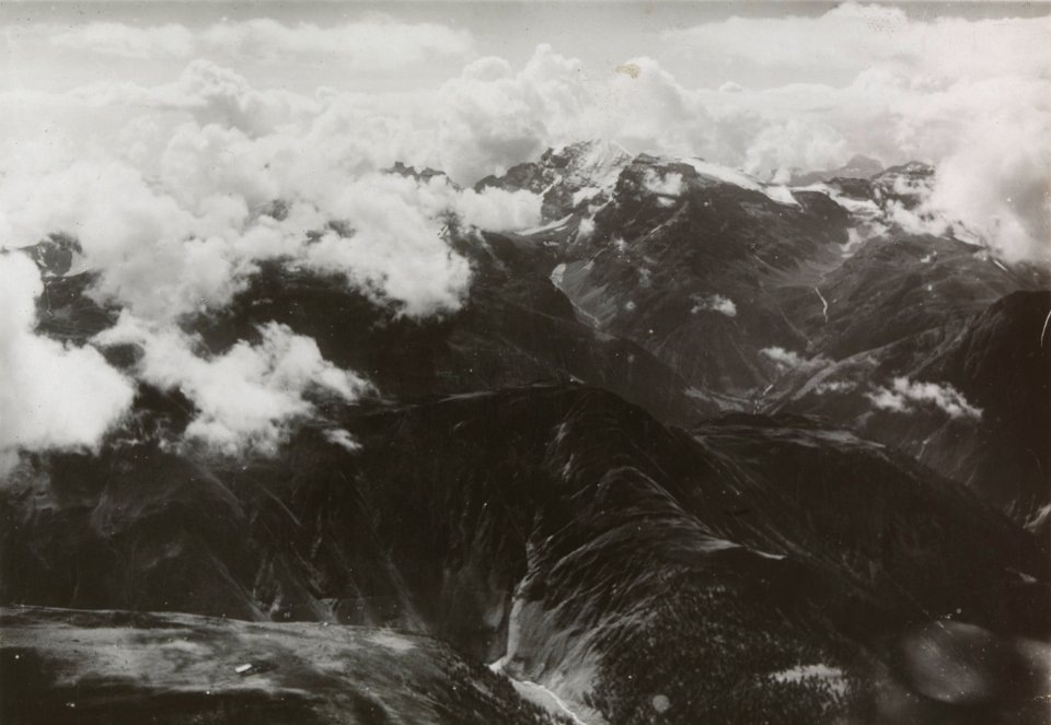 ETH-BIB-Binntal, Helsenhorn, Wolken v. N. aus 3000 m-Inlandflüge-LBS MH01-000200